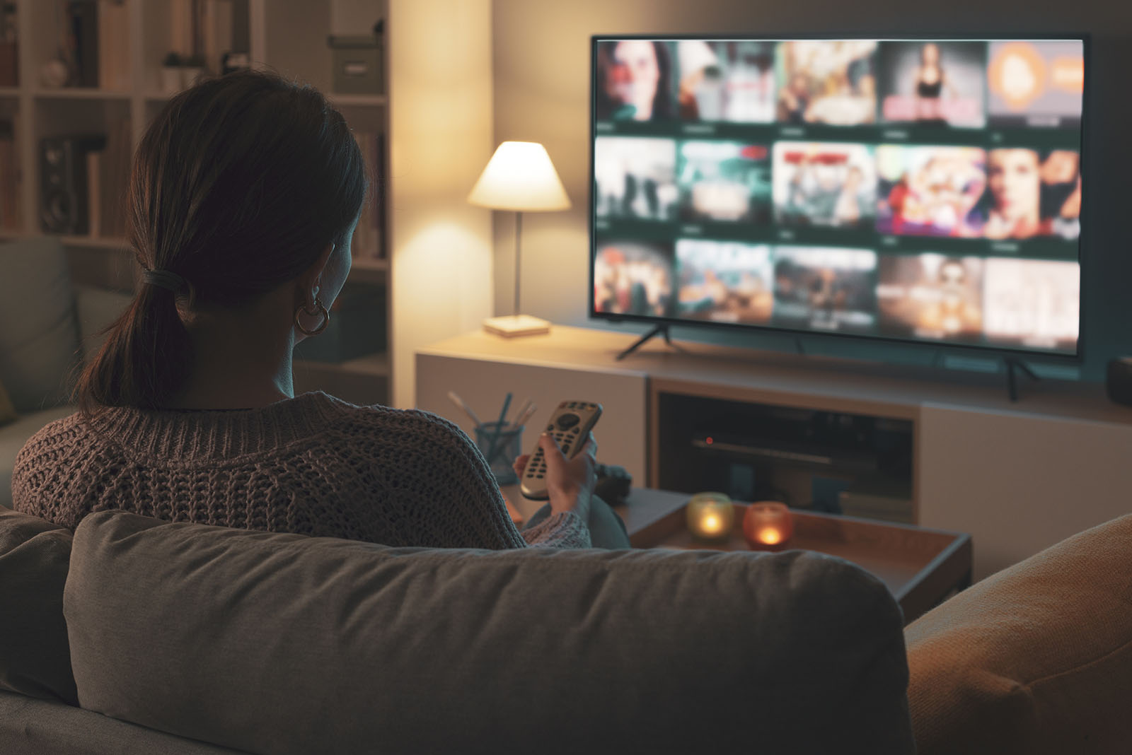 Kvinna som tittar på tv